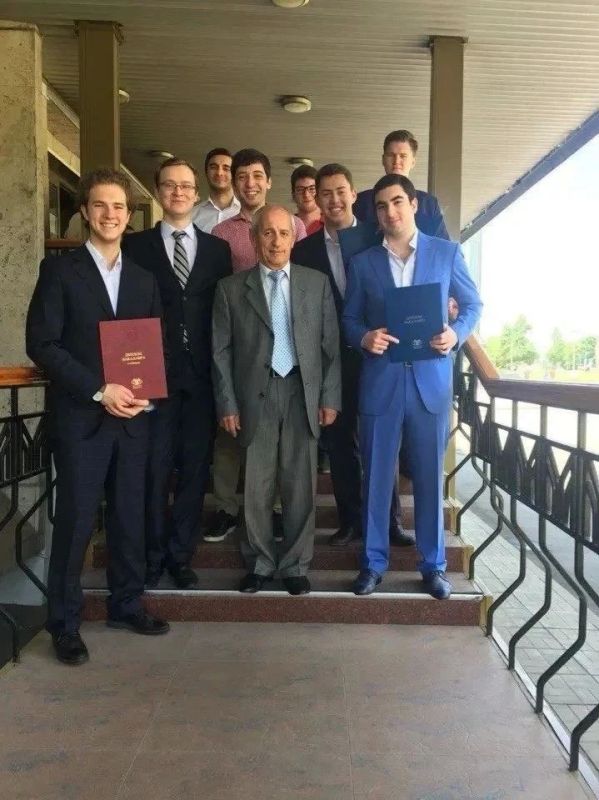 Фото себя во 2 классе с первой учительницей поделился председатель облсовета Владимир Сериков Фото себя во 2 классе с первой учительницей поделился председатель облсовета Владимир Сериков