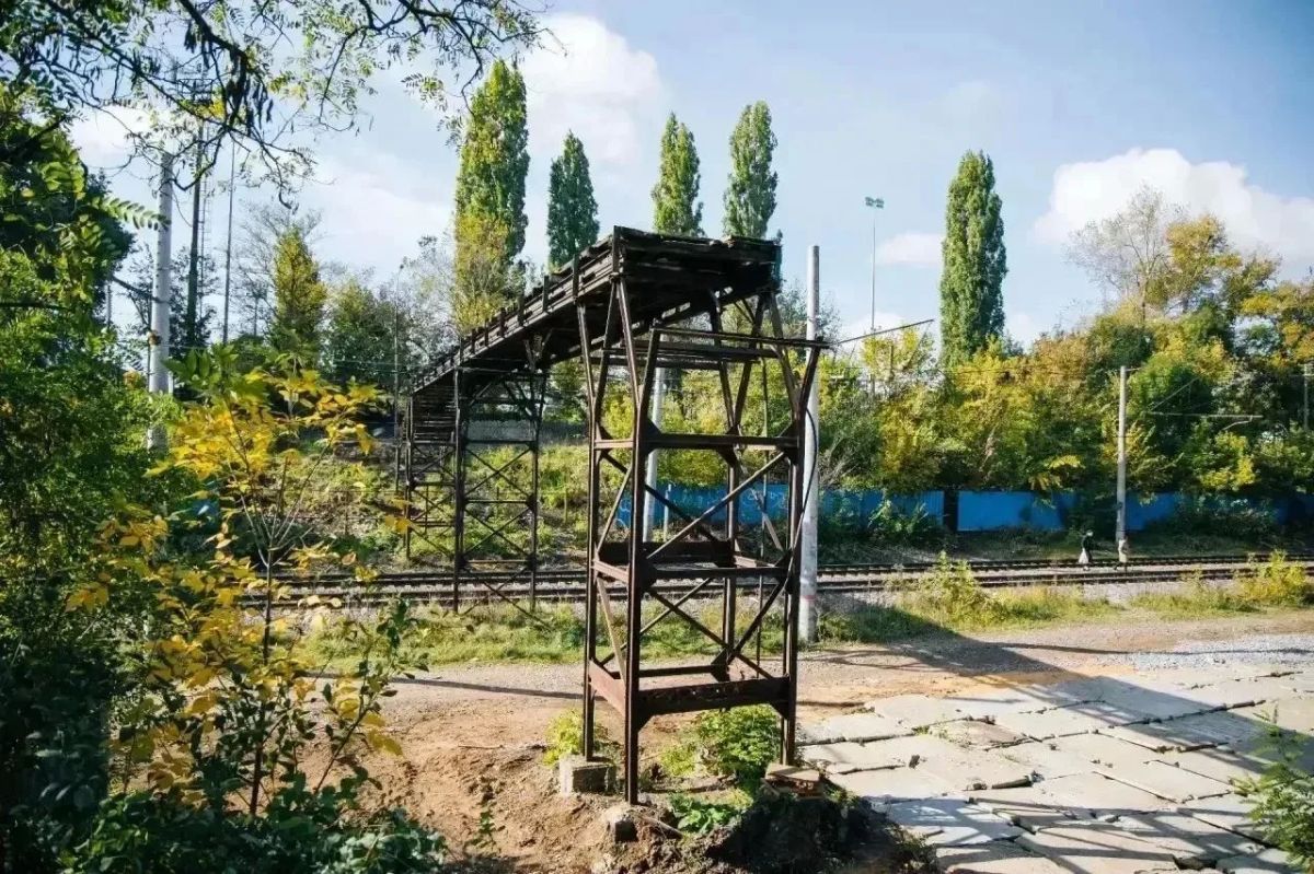 По пешеходному мосту «Стагдок» в Липецке никак не пройти – лестничные марши сняли