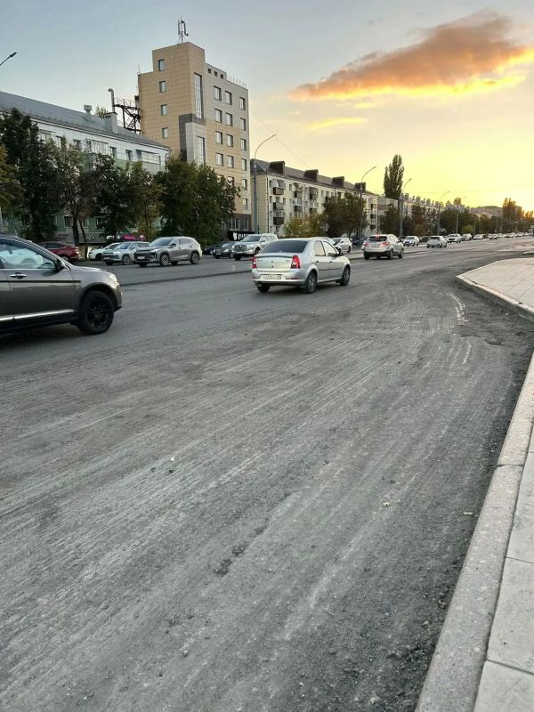 Большие асфальтные заплатки делают на улице Гагарина Липецка Большие асфальтные заплатки делают на улице Гагарина Липецка