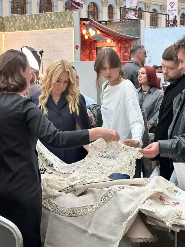 Яна Рудковская заинтересовалась елецкими кружевами Яна Рудковская заинтересовалась елецкими кружевами