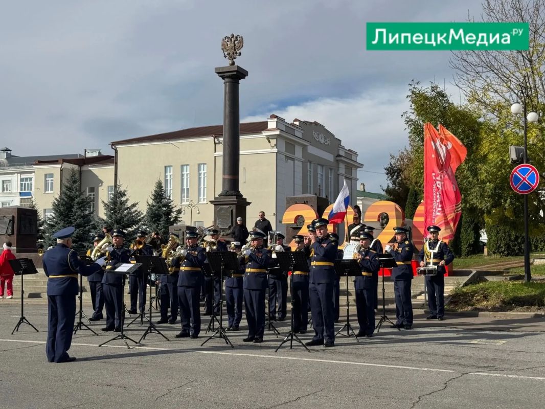 Нежинские гусары гарцуют по Красной площади в Ельце Нежинские гусары гарцуют по Красной площади в Ельце