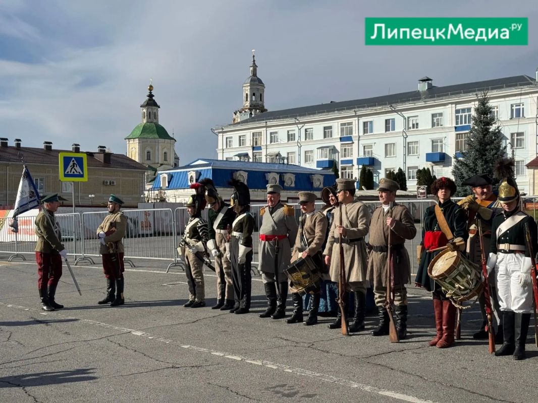 Нежинские гусары гарцуют по Красной площади в Ельце Нежинские гусары гарцуют по Красной площади в Ельце