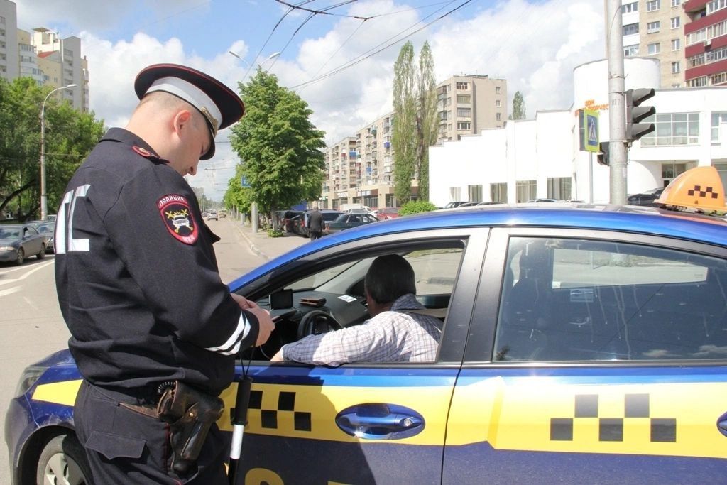 Липецкие автоинспекторы проверяют таксистов