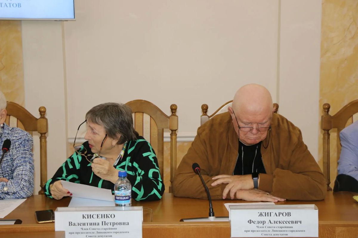 Руководители горсовета и мэр встретились с почетными гражданами Руководители горсовета и мэр встретились с почетными гражданами