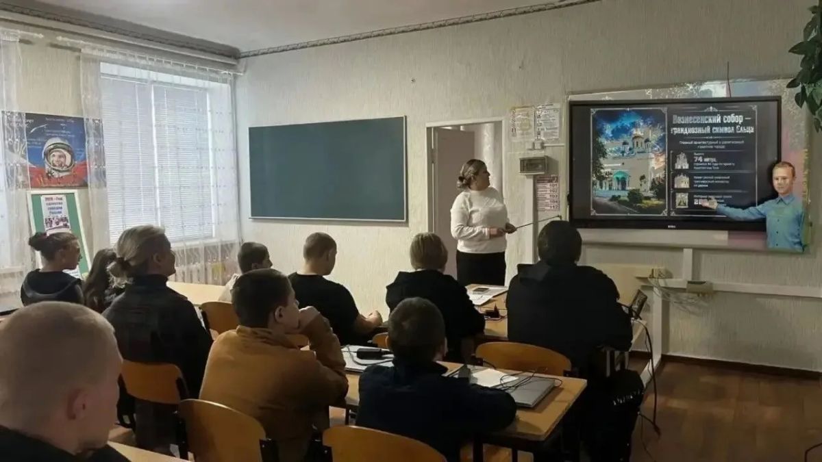 Елецкие школьники рассказали о достопримечательностях родного города ребятам из ЛНР Елецкие школьники рассказали о достопримечательностях родного города ребятам из ЛНР