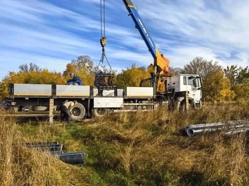 На свежем воздухе под солнышком в Ельце идёт очень ответственная и серьёзная работа На свежем воздухе под солнышком в Ельце идёт очень ответственная и серьёзная работа