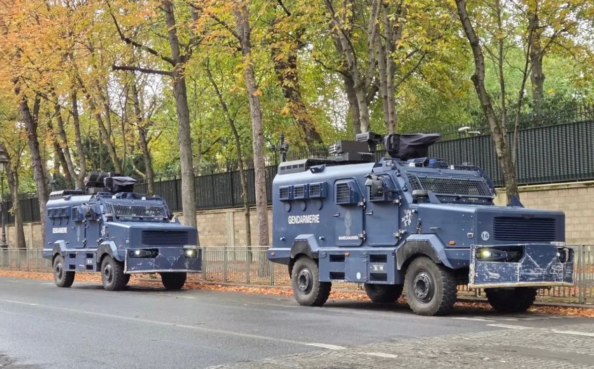 Броневики французской жандармерии вывели на улицы Парижа перед массовыми демонстрациями Броневики французской жандармерии вывели на улицы Парижа перед массовыми демонстрациями