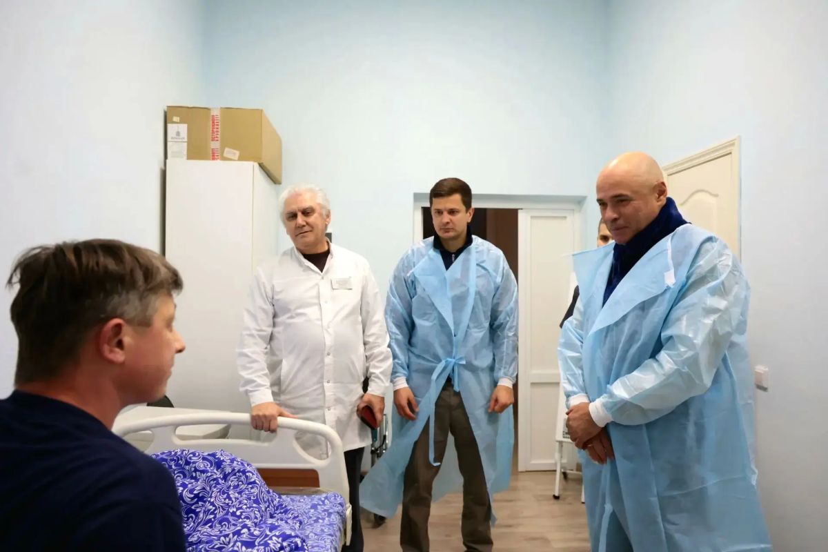 Губернатор ЛО Игорь Артамонов навестил в больнице Ельца пострадавшего работника предприятия