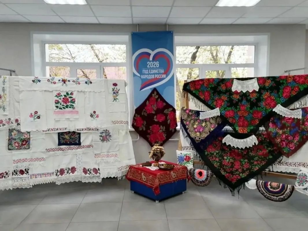Свои сокровища принесли жители Хлевенского округа на школьную выставку