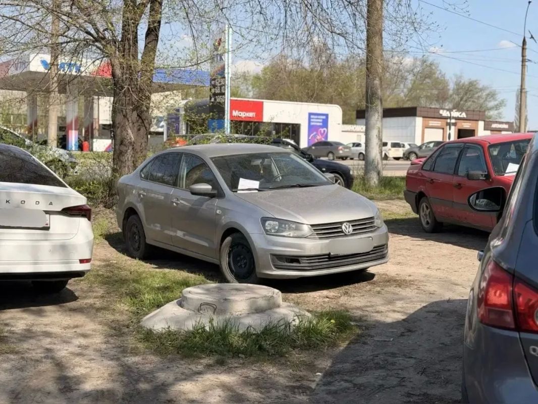 В Липецке временно перестанут штрафовать за парковку на газонах