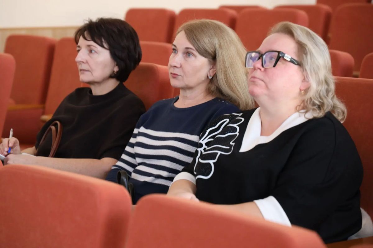 Учителя русского языка и литературы обсудили подготовку школьников к итоговому сочинению Учителя русского языка и литературы обсудили подготовку школьников к итоговому сочинению