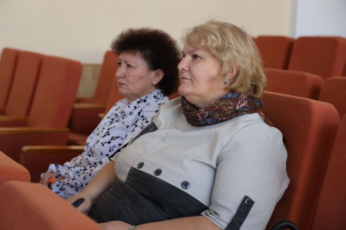 Учителя русского языка и литературы обсудили подготовку школьников к итоговому сочинению Учителя русского языка и литературы обсудили подготовку школьников к итоговому сочинению
