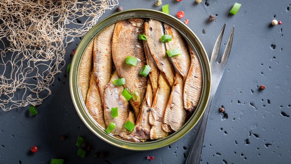 Никогда не купите подделку вместо вкусных шпротов: ищите на банке эту надпись