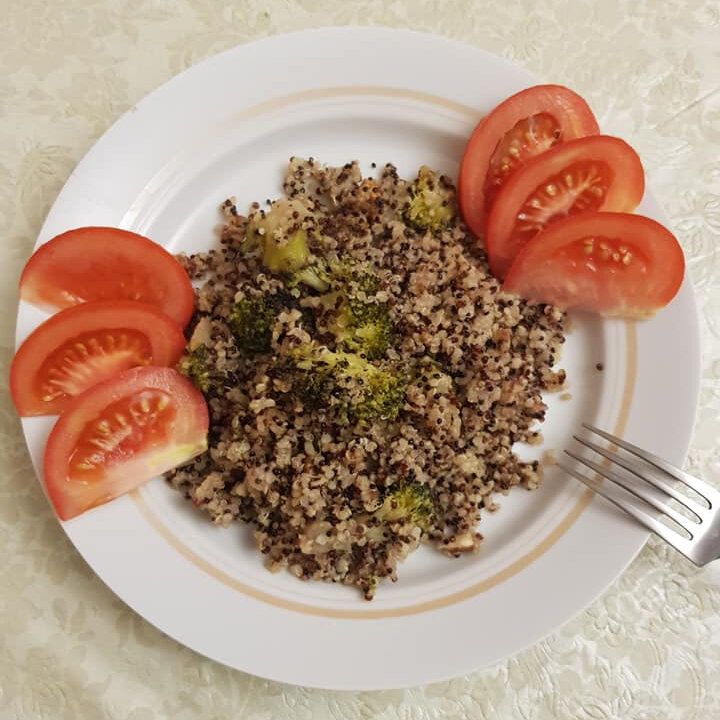 Салат из киноа с брокколи и грецкими орехами