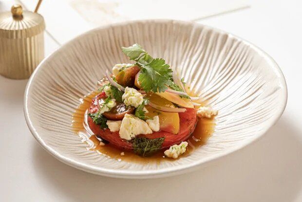 Неожиданный союз: арбуз на гриле с сыром и свежими томатами