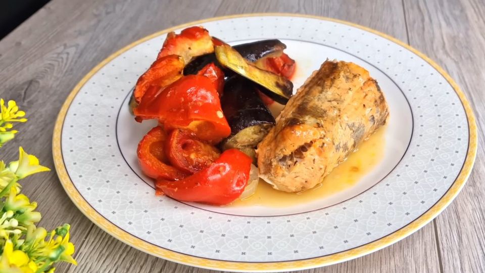 Недорого и сытно: готовим рыбу с овощами в сочном маринаде за 30 минут