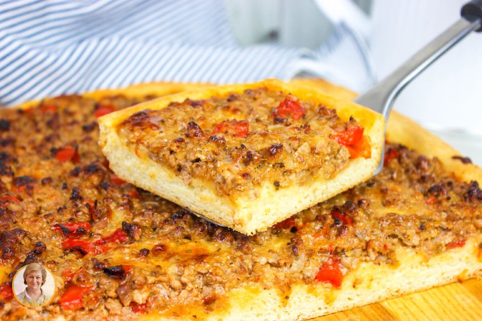 Необычный пирог с фаршем и сыром: быстро и вкусно