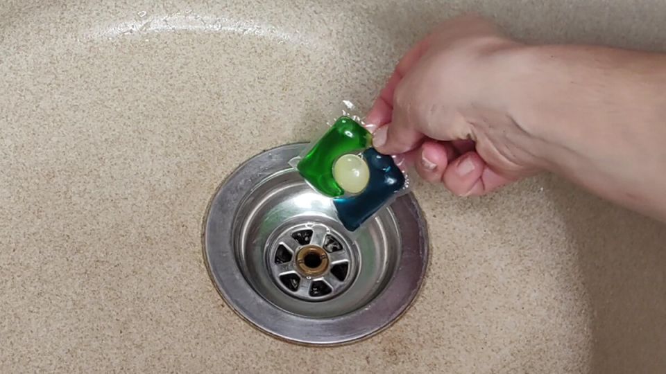 Эффективное очищение слива с помощью капсулы для стирки