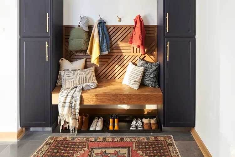 Как создать идеальный порядок в прихожей к началу учебного года