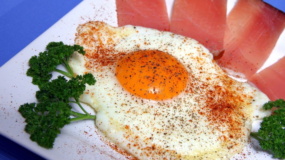 Мыть сковородку с плитой не придется: найден простой способ сделать идеальную глазунью