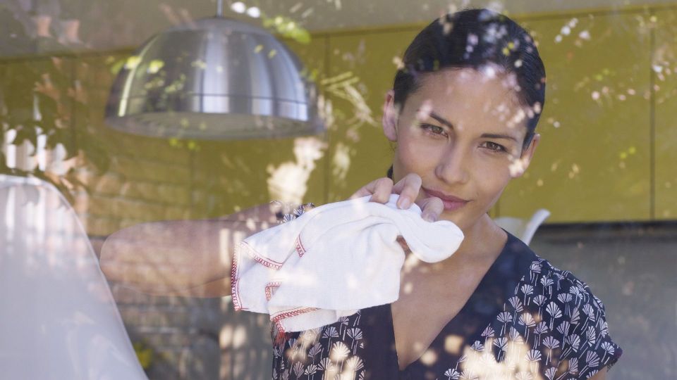 Ни пятен, ни разводов: хозяйкам раскрыли рецепт смеси для мытья окон за три копейки