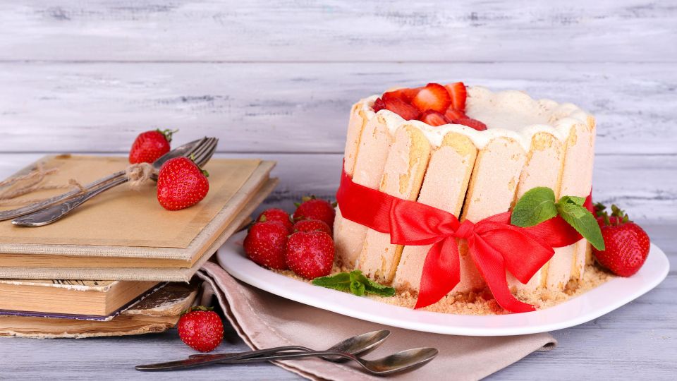 Удивите всю семью: простой рецепт любимой шарлотки Ивана Тургенева без выпекания