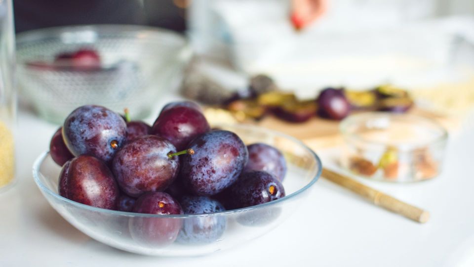 Не спешите отдавать лишние сливы соседям: из них можно приготовить нежное лакомство без выпечки