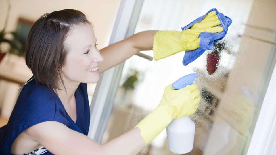 Окна заблестят как новые: это копеечное средство отмоет даже столетнюю грязь