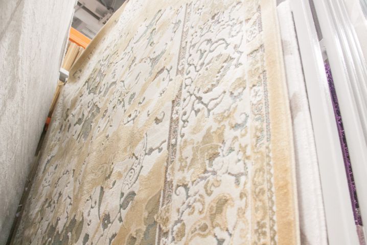 Вы чистите ковер неправильно: метод, который избавит от пятен за 5 минут