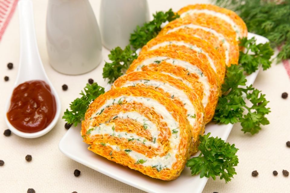Морковный рулет: нежность и пикантность для вашего стола