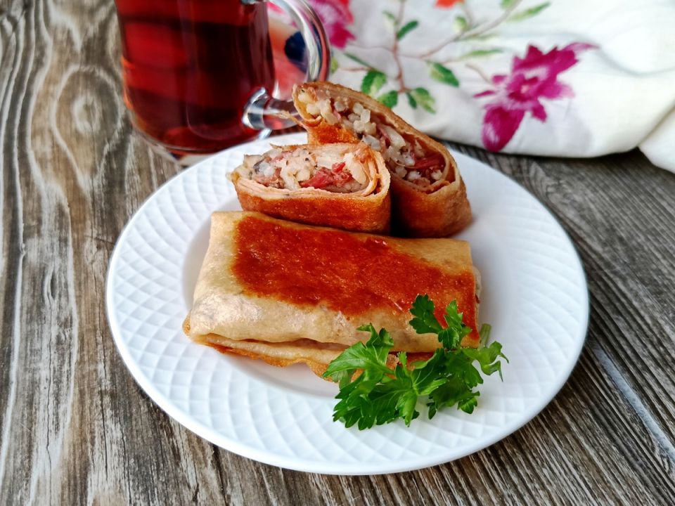 Фантазия на завтрак: блинчики с тушенкой и рисом