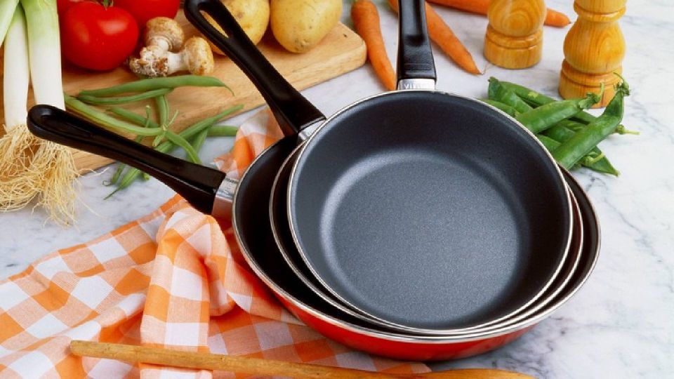 Антипригарная сковородка облезет в момент: покрытие портят две вредные привычки