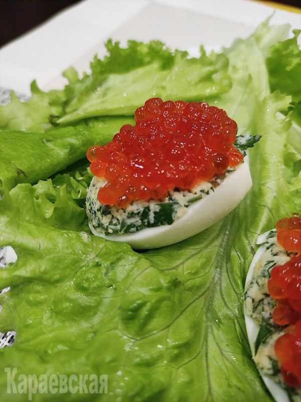 Нежность на вашем столе: фаршированные яйца с зеленью и солёным огурцом