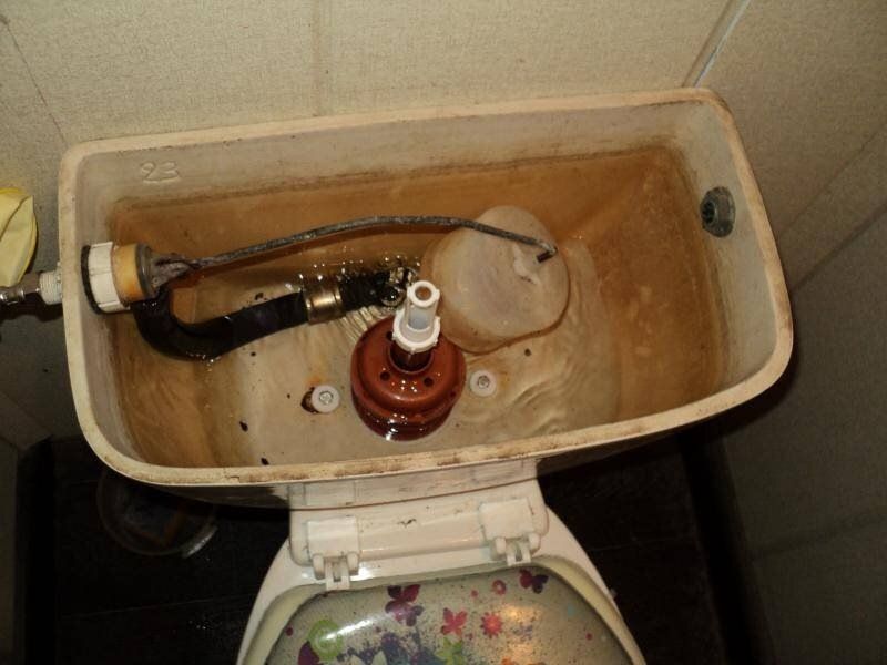 Как эффективно очистить бачок унитаза от ржавчины и известкового налета