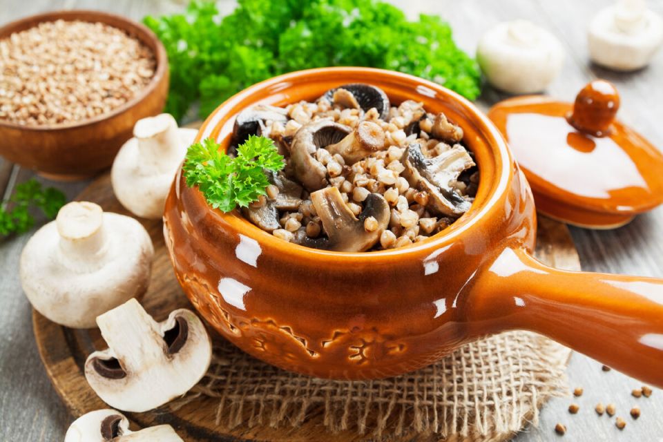 Салат с киноа, авокадо и грибами: здоровье на тарелке